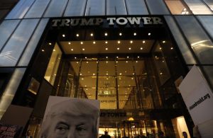 Συγκεντρωμένοι έξω από το Trump Tower της Νέας Υόρκης – Συνθήματα κατά του πρώην προέδρου
