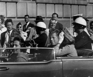 «Ανοίγει» τον φάκελο Κένεντι ο Τραμπ