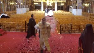 Ανάστα ο Θεός! Σπριντ ιερέα στο Ναό του Αγίου Γεωργίου (video)