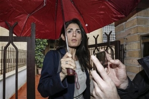 H νέα δήμαρχος Ρώμης, του «αδιάφθορου» Γκρίλο, αντιμέτωπη με το πρώτο σκάνδαλο