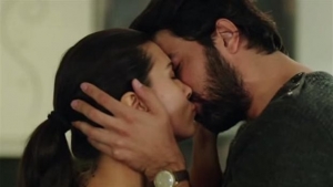 Το τουρκικό ΕΣΡ διχάζεται για ένα τηλεοπτικό φιλί