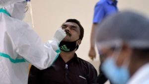 Ινδία-Covid-19: Χαραμάδα αισιοδοξίας η υποχώρηση του δείκτη θετικότητας