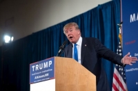 Τραμπ: Οι μουσουλμάνες φορούν μπούρκα για να γλιτώνουν το μέικ απ