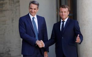 Μητσοτάκης – Μακρόν είχαν συνάντηση σε θερμό κλίμα στο περιθώριο της Συνόδου Κορυφής