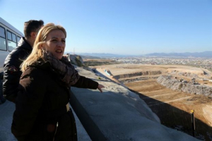 Η κυρία Δούρου δεν ασχολείται με... σκουπίδια