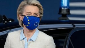 Φον ντερ Λάιεν: «Η ΕΕ έχει παραδώσει αρκετές δόσεις εμβολίων για να εμβολιαστεί το 70% του ενήλικου πληθυσμού»