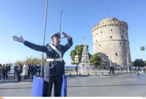 Θεσσαλονίκη: Επιστρέφει σήμερα ο τροχονόμος με το βαρέλι του στον Λευκό Πύργο