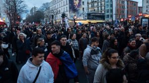 Γαλλία: Επεισόδια στο Παρίσι – Καταψηφίστηκε η πρόταση μομφής κατά του Μακρόν