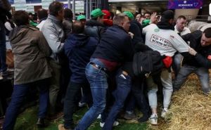 Γαλλία: Ένταση με αγρότες στην Αγροτική Έκθεση Παρισιού – Ήταν παρών ο Μακρόν