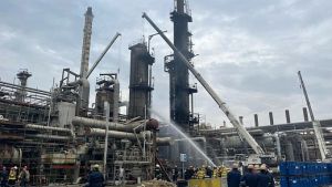 Εντυπωσιακές πυρκαγιές στο διυλιστήριο του Κουβέιτ από επιθέσεις με drones