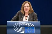 Μαρία Σπυράκη: Κατέθεσε 21.240 ευρώ στο ευρωπαϊκό κοινοβούλιο και έστειλε εξώδικο στον συνεργάτη της