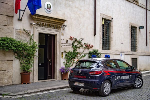 Ιταλία: Πατέρας προσπάθησε να μαχαιρώσει την κόρη του και τη σύντροφό της επειδή δεν ενέκρινε τη σχέση τους
