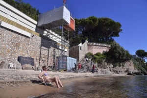 Αντιδράσεις για τις διακοπές του σαουδάραβα βασιλιά στη Γαλλία