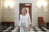 Η δικαστής που εισπράττει αλλά δεν πληρώνει