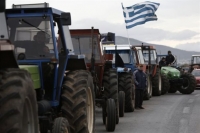 Οι αγρότες αποκλείουν για έξι ώρες την Εθνική Οδό Αθηνών-Θεσσαλονίκης στον κόμβο των Μικροθηβών