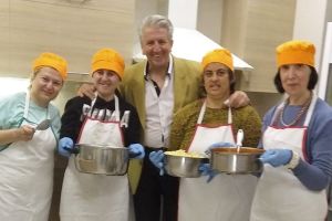 Μαγειρεύοντας μαζί: Οι ωφελούμενοι του Κέντρου Κοινωνικής Στήριξης δημιουργούν