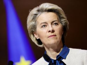 Η Ούρσουλα φον ντερ Λάιεν ανακοινώνει εμπάργκο και περιορισμούς στο Ισραήλ