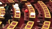 Με κόκκινο μπαλόνι στην Ολομέλεια της Βουλής η Ζωή Κωνσταντοπούλου