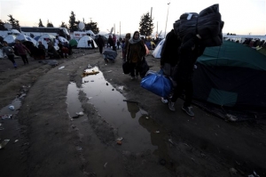Εκτεθειμένοι στη βροχή χιλιάδες πρόσφυγες στην Ειδομένη