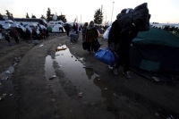 Εκτεθειμένοι στη βροχή χιλιάδες πρόσφυγες στην Ειδομένη