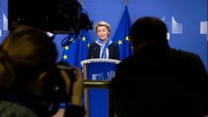 Η ΕΕ απειλεί να αποκλείσει τις εξαγωγές του εμβολίου της AstraZeneca
