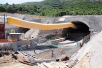 Ποινική ασυλία στους εργολάβους δίνει η κυβέρνηση