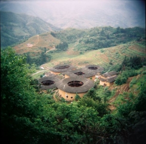 Τα ιστορικά σπίτια «tulou» στην Κίνα ανοίγουν τις πύλες τους στο κοινό