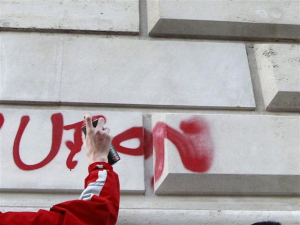 Βόλος: Συνελήφθη γιατί έβαφε με σπρέι αυτοκίνητα και τοίχους