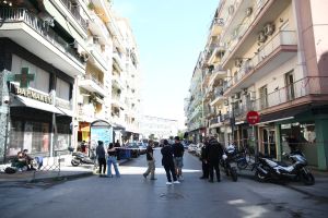Θεσσαλονίκη: Στο Ψυχιατρικό Νοσοκομείο οδηγήθηκε ο 20χρονος που πετούσε αντικείμενα από τον 3ο όροφο πολυκατοικίας