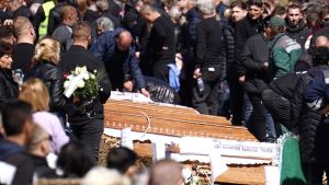 Βόρεια Μακεδονία: Θρήνος και απόγνωση στον ενταφιασμό των θυμάτων της πυρκαγιάς στο Κότσανι