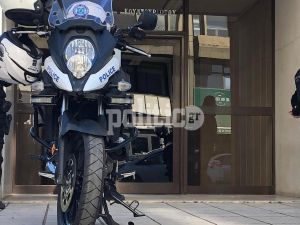 Ανήλικη ζούσε με 40 γάτες σε ακατάλληλες συνθήκες υγιεινής – Συνελήφθη η μητέρα της για έκθεση σε κίνδυνο