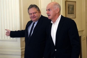 Σβήνουν τη φωτιά από τη βόμβα Παπανδρέου