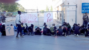 Μπλόκο προσφύγων και αλληλέγγυων στο λιμάνι της Μυτιλήνης