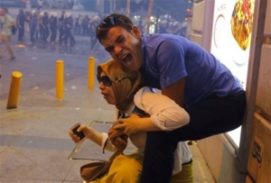 Δακρυγόνα σε διαδήλωση στην Κωνσταντινούπολη κατά της επίθεσης στα σύνορα
