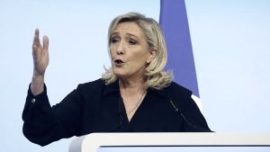 Μαρίν Λεπέν: Καταγγέλλει πολιτική απόφαση σε συγκέντρωση υποστηρικτών στο Παρίσι
