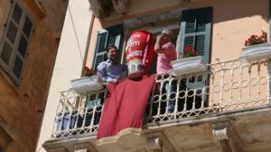 Κέρκυρα: Έσπασαν μπότηδες με το όνομα του κορωνοϊού για την Πρώτη Ανάσταση (vid-pics)