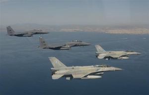 Χαμηλή διέλευση μαχητικών αεροσκαφών πάνω από την Αθήνα