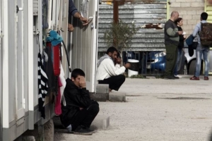 Ο Χρ. Σπίρτζης υπέγραψε τις συμβάσεις-εξπρές για τα κοντέινερ των προσφύγων