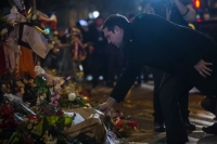 Ο Αλέξης Τσίπρας απέθεσε λευκό τριαντάφυλλο στο θέατρο Bataclan