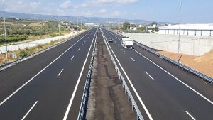 Αγέλη στην εθνική οδό Θεσσαλονίκης – Αθηνών: Αγελάδα απομακρύνθηκε χωρίς ατύχημα