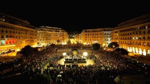 Συγκίνηση και κατάνυξη στην πλατεία Αριστοτέλους με πέντε Επιτάφιοι