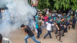 39 νεκροί από τις ταραχές στο Μπαγκλαντές – Πυρπολήθηκε η δημόσια τηλεόραση
