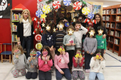 Τα παιδιά στόλισαν το δέντρο τους στη Δημόσια Βιβλιοθήκη