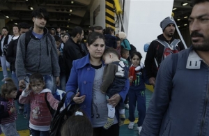 Σε Γαλάτσι και Ελληνικό οι πρόσφυγες που φτάνουν στον Πειραιά