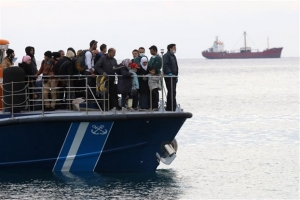 Αντίπαξοι: Σώοι οι μετανάστες που βρέθηκαν σε ακυβέρνητο πλοιάριο