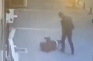 Τουρκία: Άντρας ξυλοκοπά γυναίκα στη μέση του δρόμου μέχρι που τον “ορμούν” περαστικοί (vid)
