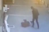 Τουρκία: Άντρας ξυλοκοπά γυναίκα στη μέση του δρόμου μέχρι που τον “ορμούν” περαστικοί (vid)