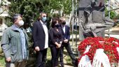 Στεφάνια στο Μνημείο του Εργάτη από τη Β. Πατουλίδου, τον Κ. Ζέρβα και τον Σ. Δανιηλίδη