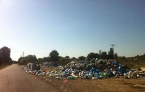 Με σκουπίδια ο... χριστουγεννιάτικος στολισμός του Πύργου