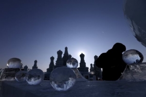 Εντυπωσιακά γλυπτά από πάγο στην Κίνα